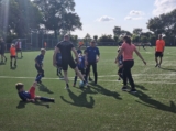 Laatste training S.K.N.W.K. JO8-1 (partijtje tegen de ouders) van maandag 2 juni 2025 (74/123)